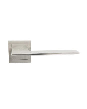 Juego de manillas Milano en níquel satinado con roseta cuadrada 50x50 mm. Diseño moderno, resistente y fácil instalación.